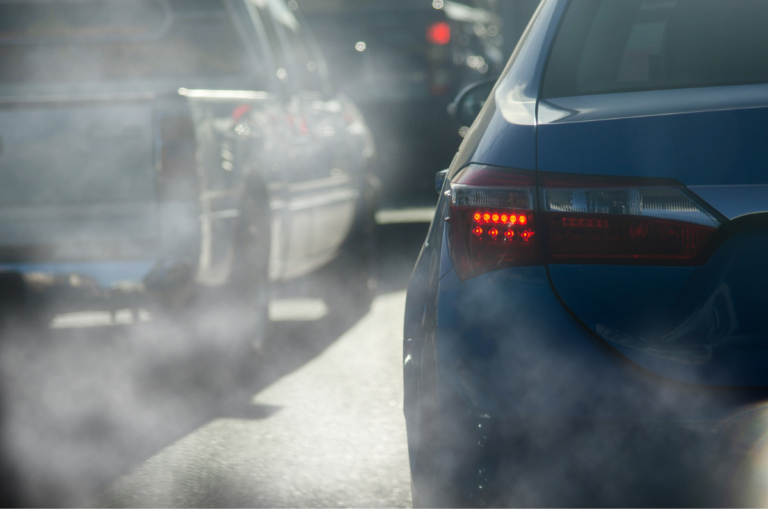 Qué cambia el 1 de enero de 2027 para los conductores: gasolina, ayudas, IRPF y transporte